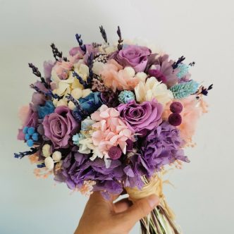 Ramo de rosas moradas