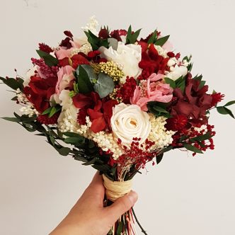 Ramo rojo con rosas blancas