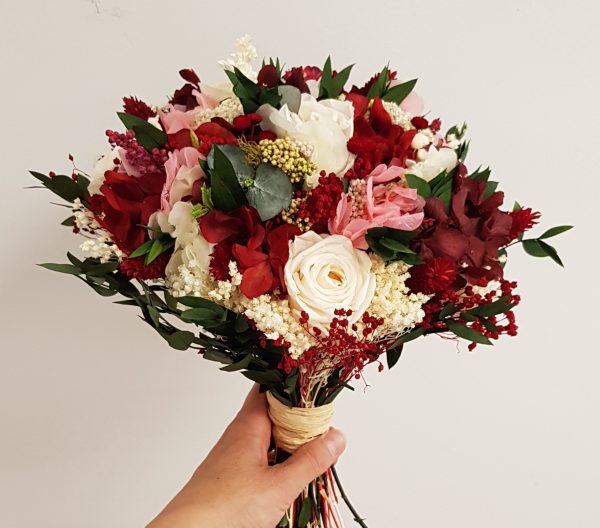 Ramo rojo con rosas blancas