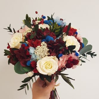 Ramo de rosas blancas con rojo, rosa, azul y verde