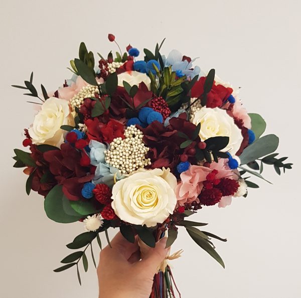 Ramo de rosas blancas con rojo, rosa, azul y verde
