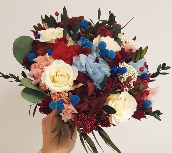 Ramo de rosas blancas con rojo, rosa, azul y verde - Imagen 2
