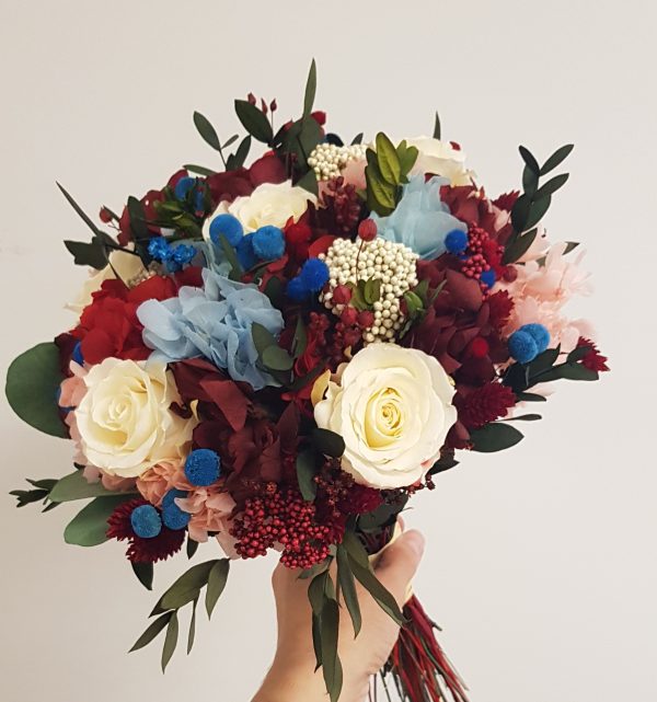 Ramo de rosas blancas con rojo, rosa, azul y verde - Imagen 9