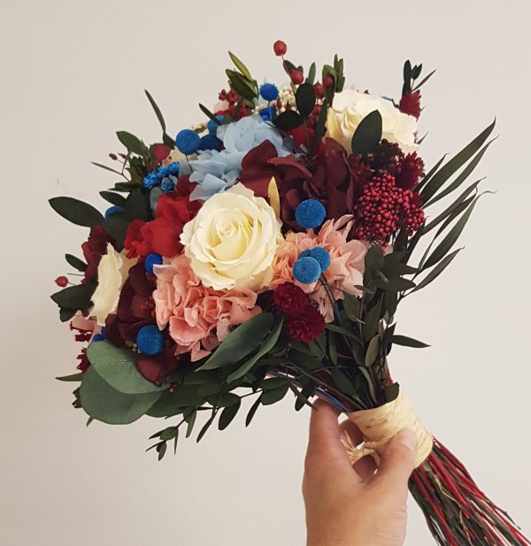 Ramo de rosas blancas con rojo, rosa, azul y verde - Imagen 7