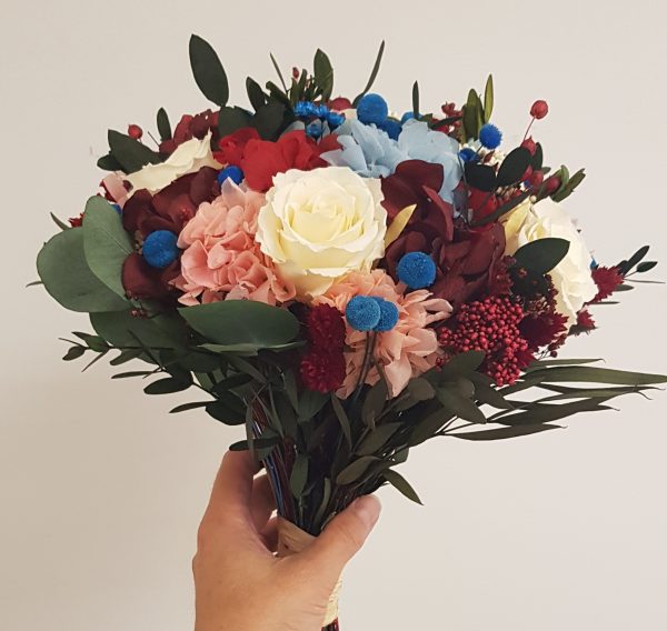 Ramo de rosas blancas con rojo, rosa, azul y verde - Imagen 5