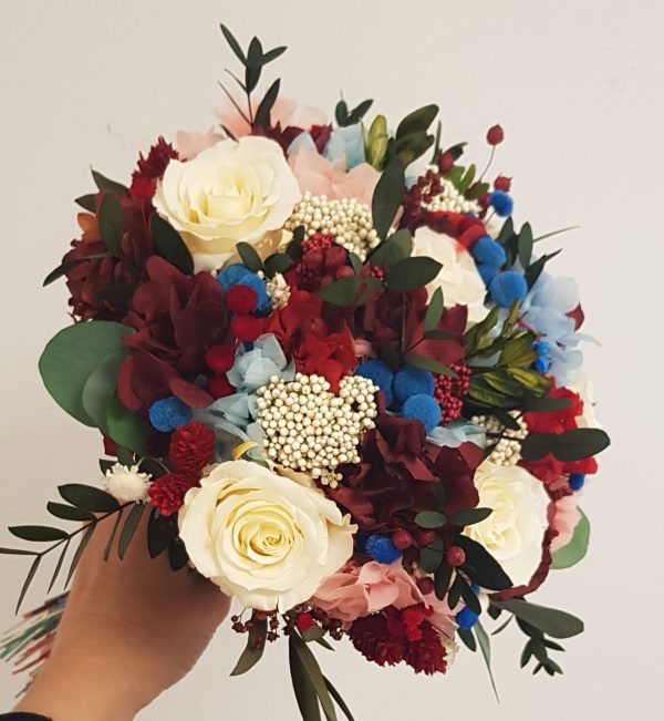 Ramo de rosas blancas con rojo, rosa, azul y verde - Imagen 4