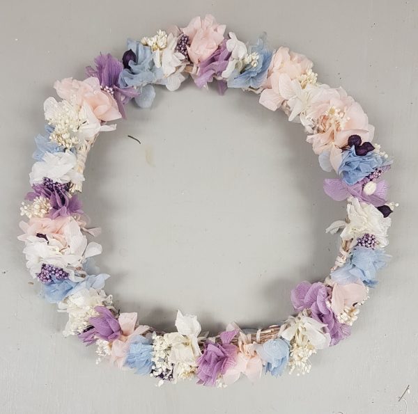 Corona blanca, lila,azul
