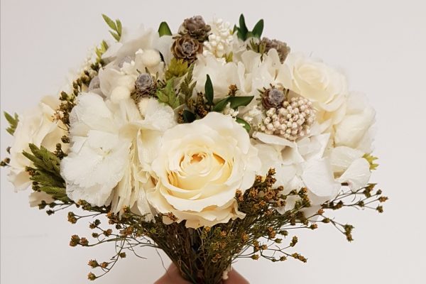 Ramo con rosas blancas y verde - Imagen 7
