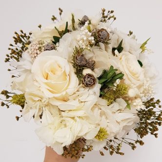 Ramo con rosas blancas y verde