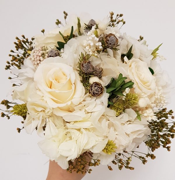 Ramo con rosas blancas y verde